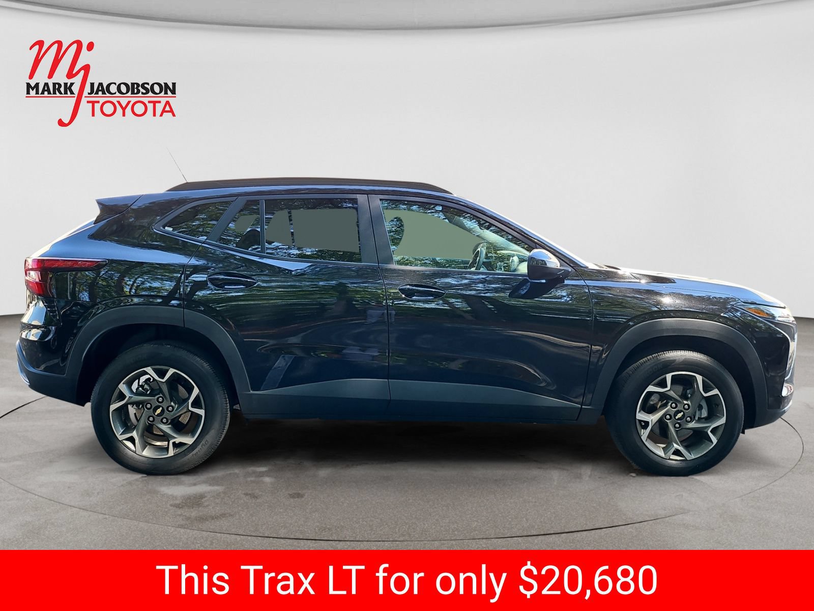 Used 2025 Chevrolet Trax LT FWD image 7