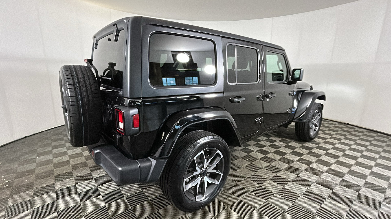Used 2024 Jeep Wrangler Unlimited AWD/4WD image 3