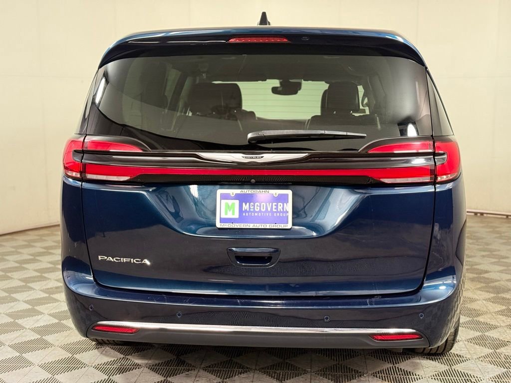 Used 2023 Chrysler Pacifica Touring-L image 5
