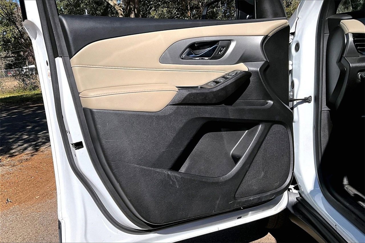 Used 2023 Chevrolet Traverse LS image 17