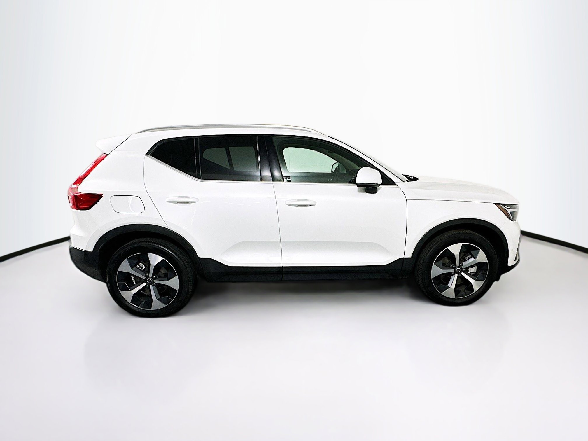 Used 2025 Volvo XC40 B5 Plus image 10