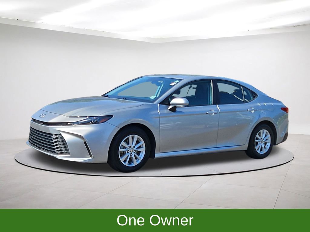 Used 2025 Toyota Camry SE FWD image 3