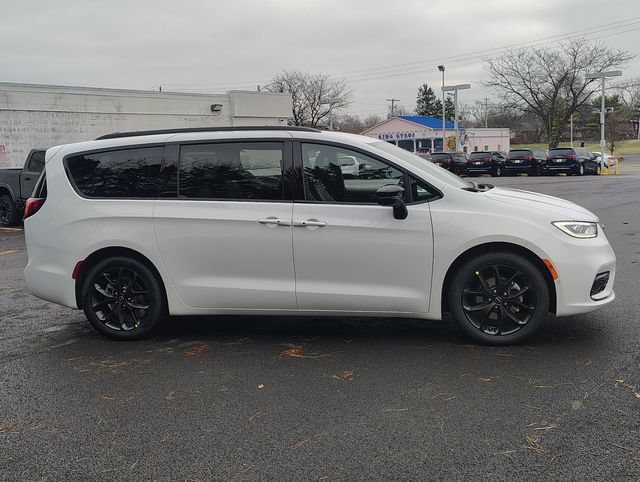 New 2026 Chrysler Pacifica Select FWD image 2