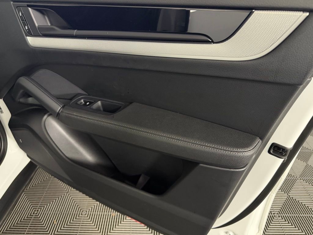 Used 2024 Porsche Cayenne image 33