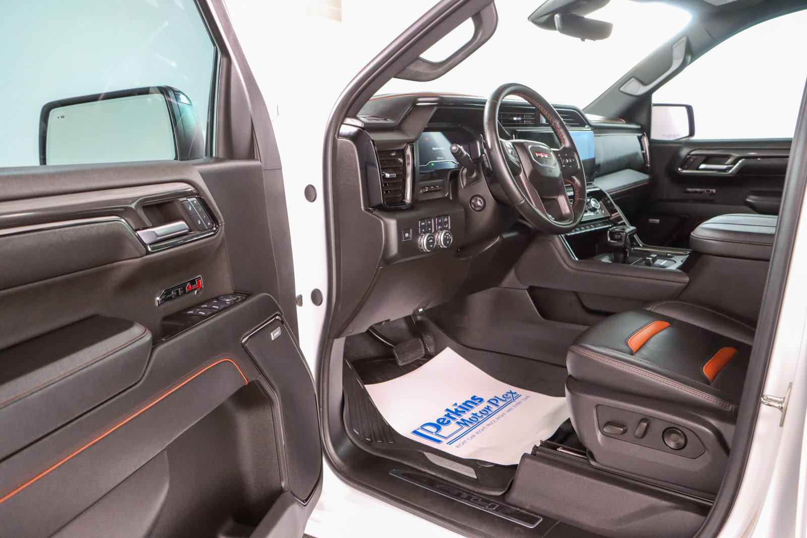 Used 2024 GMC Sierra 1500 AT4 w/ Technology Package AWD/4WD image 4
