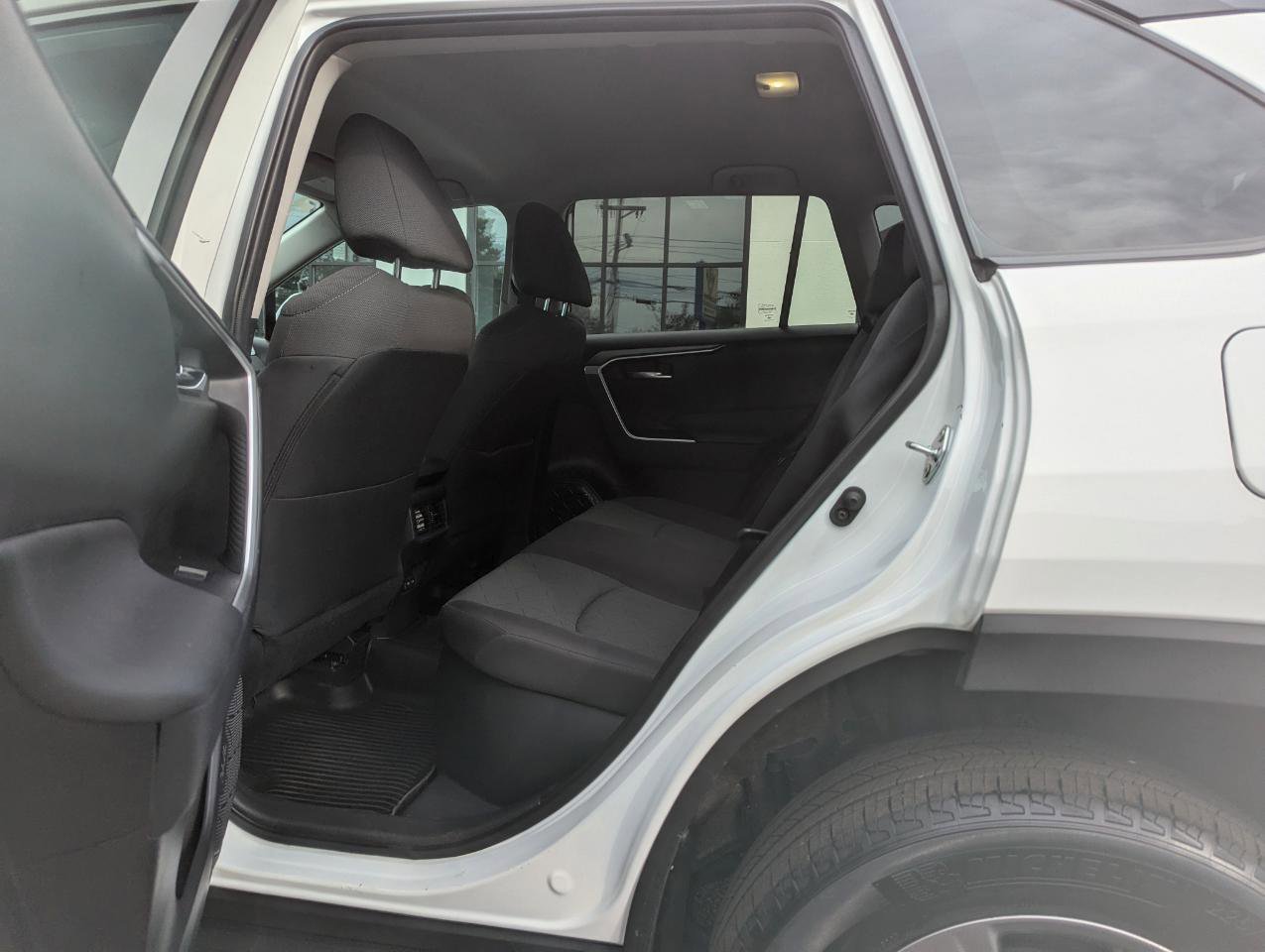 Used 2024 Toyota RAV4 XLE AWD/4WD image 36