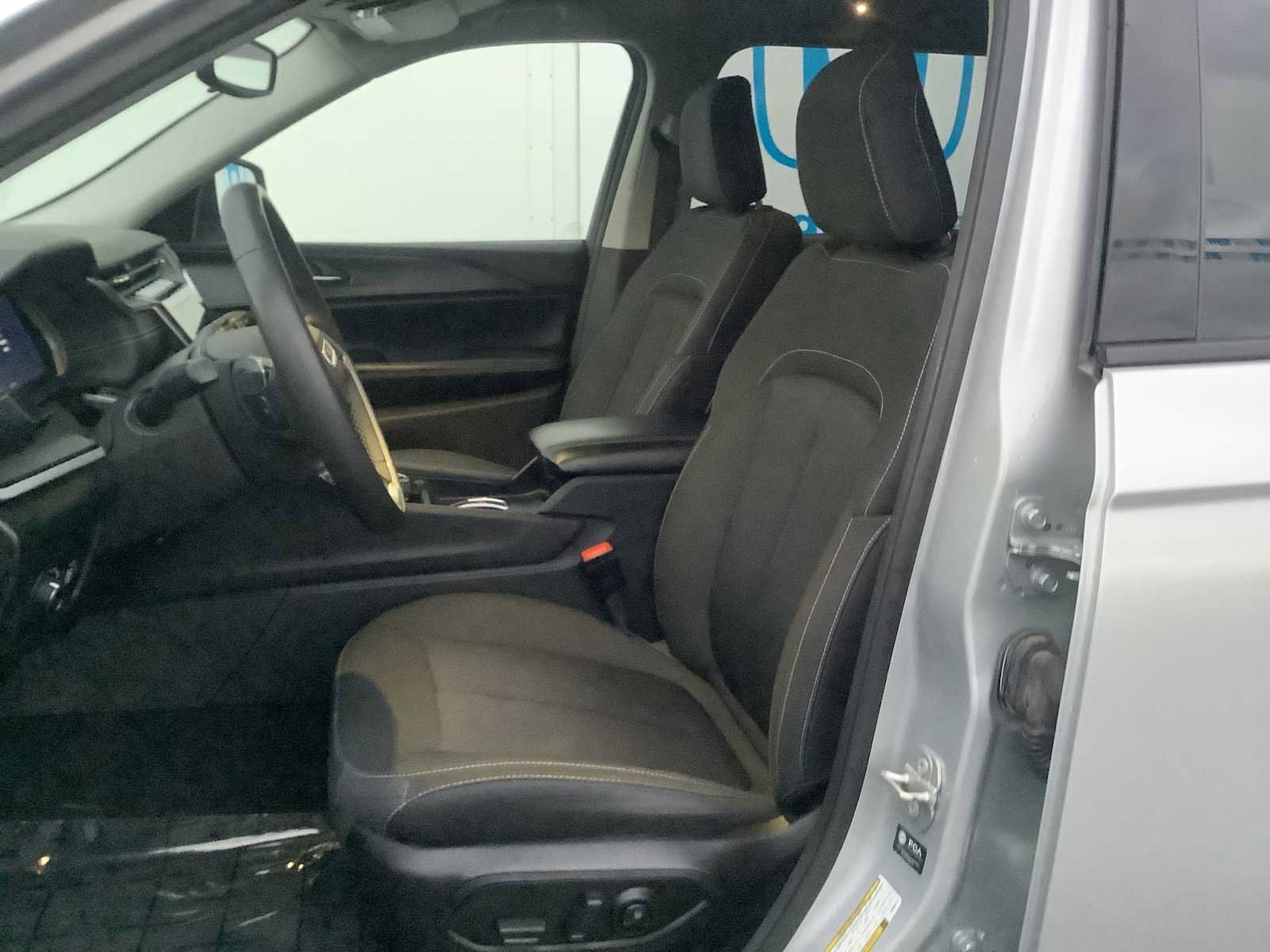 Used 2023 Jeep Grand Cherokee L Laredo image 11