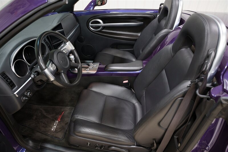 Used 2004 Chevrolet SSR w/ Preferred Equipment Group RWD image 16