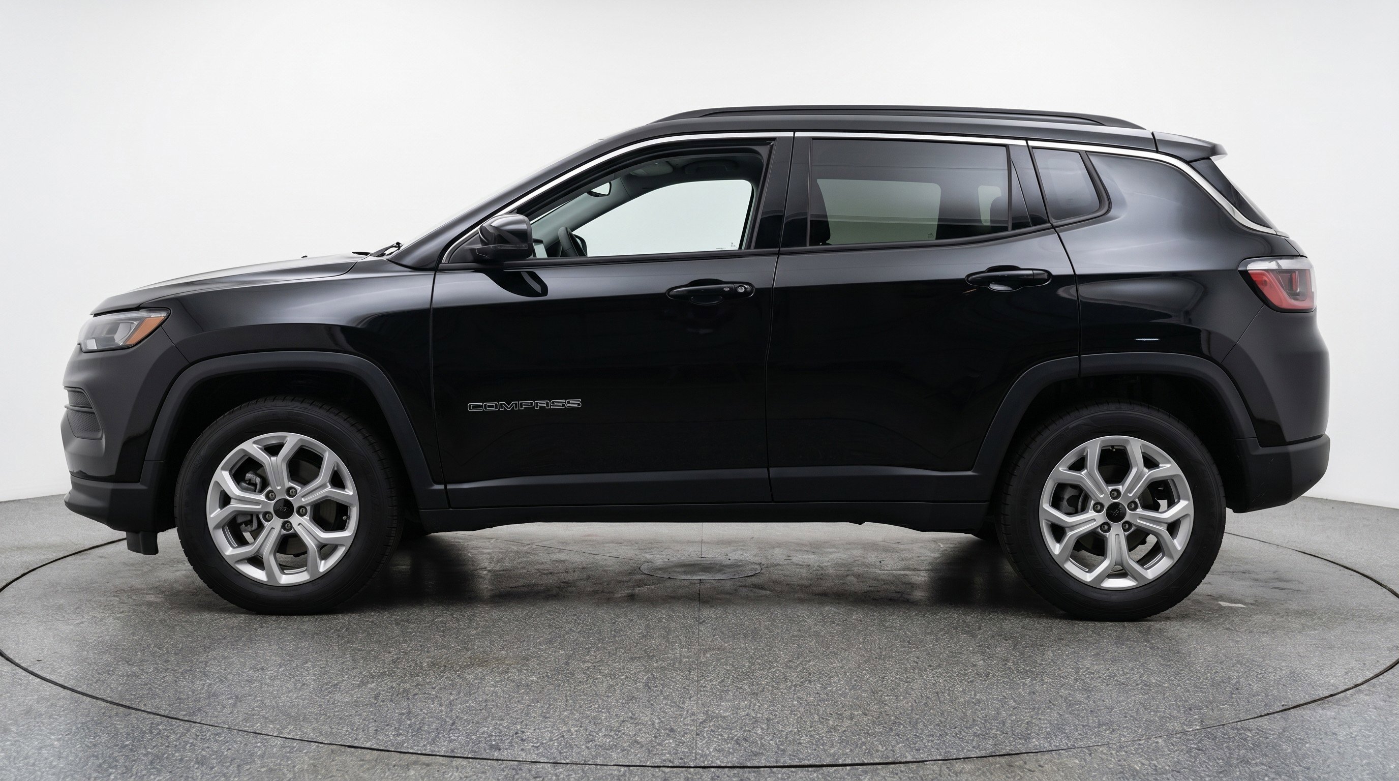 Used 2025 Jeep Compass Latitude AWD/4WD image 5