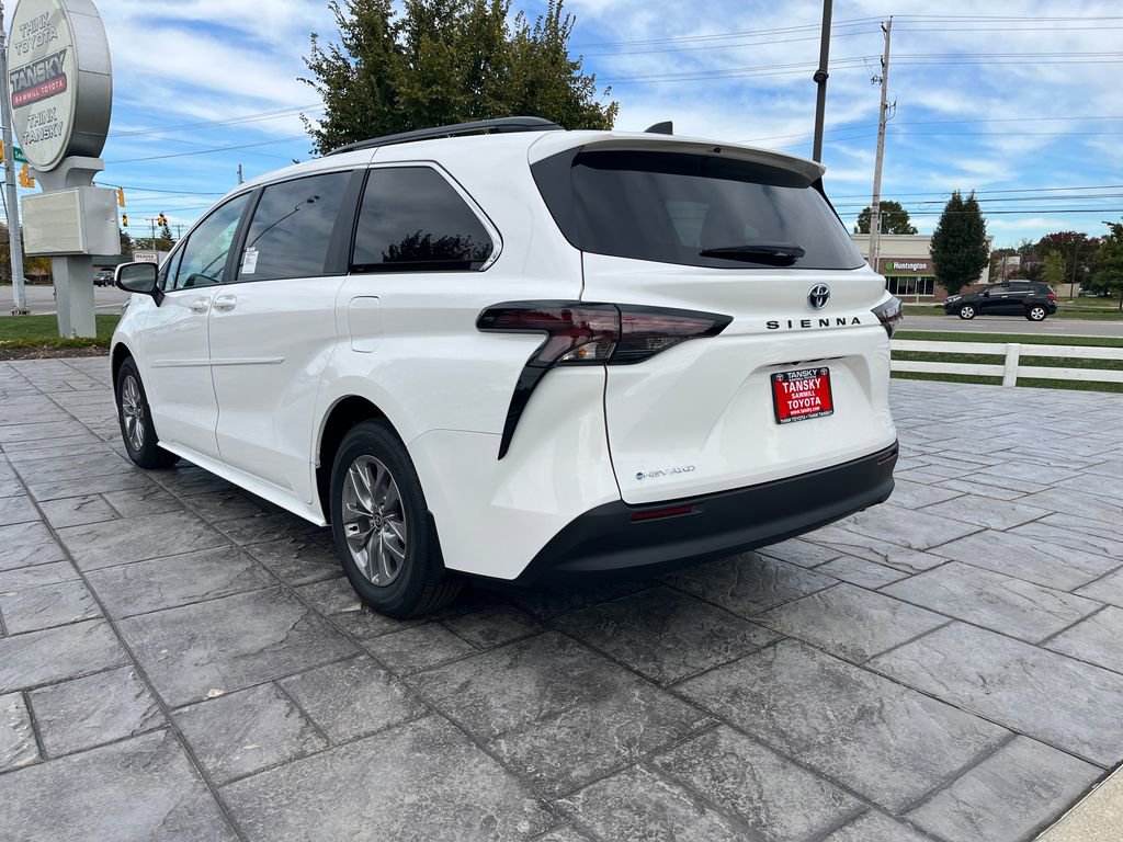 New 2025 Toyota Sienna LE image 3