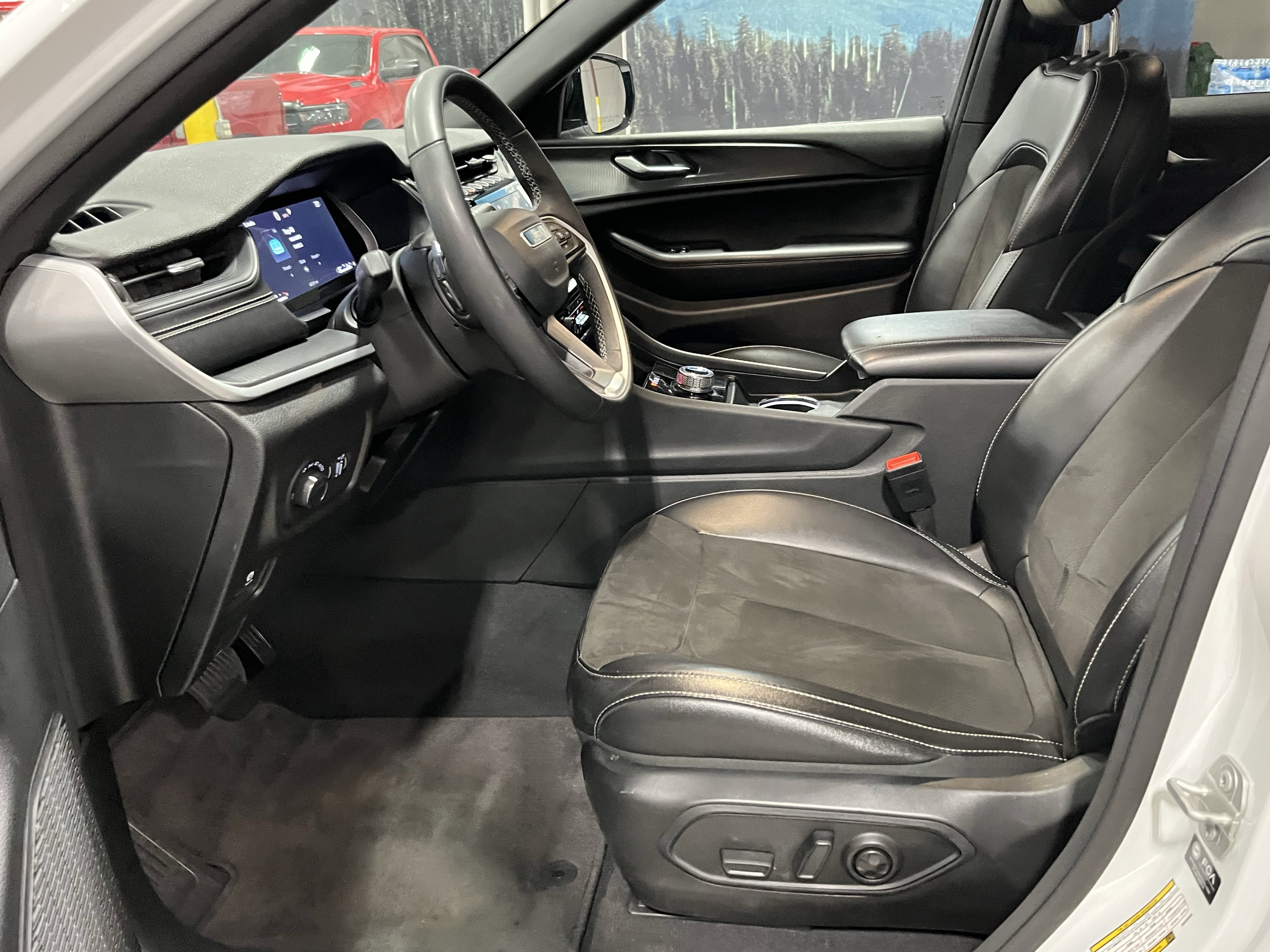 Used 2024 Jeep Grand Cherokee L Laredo image 10