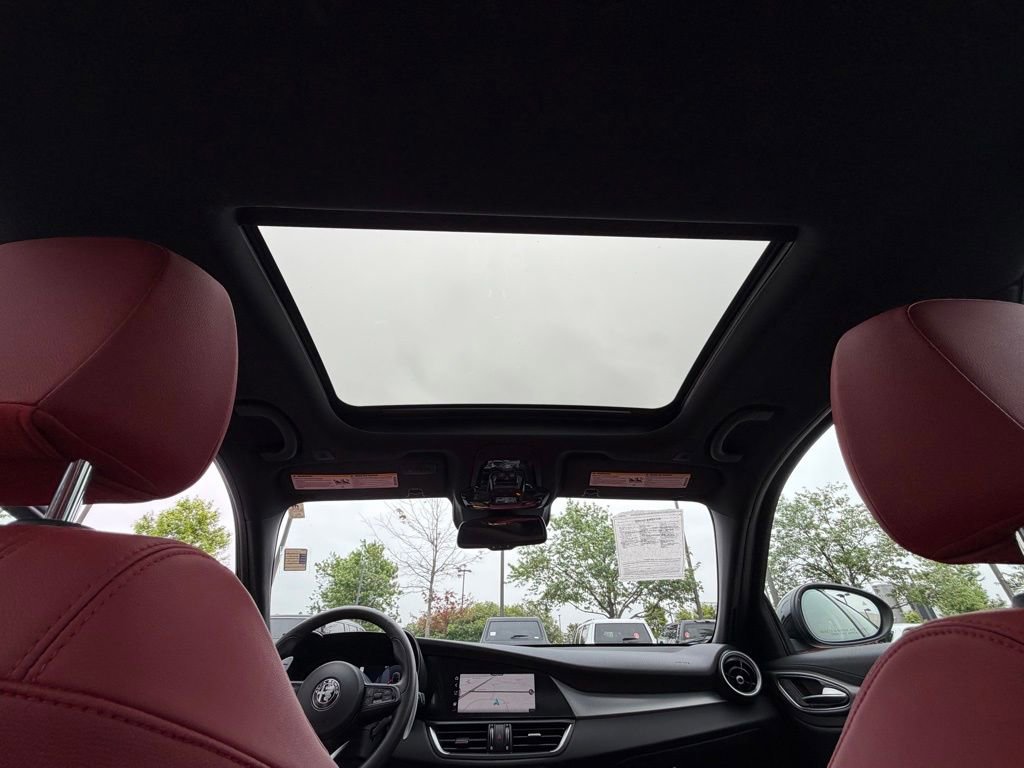 Used 2025 Alfa Romeo Giulia AWD w/ Veloce Package AWD image 31
