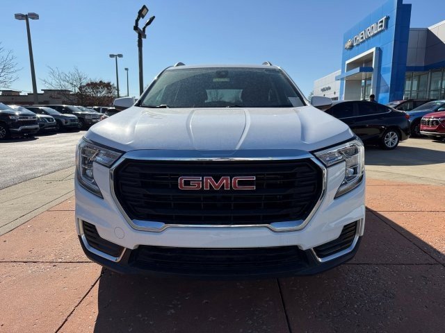 Used 2023 GMC Terrain SLE w/ Driver Convenience Package image 2
