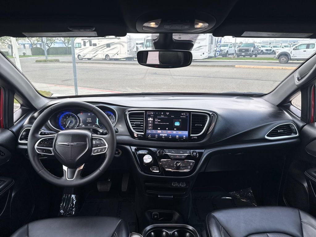 Used 2025 Chrysler Pacifica Select image 23