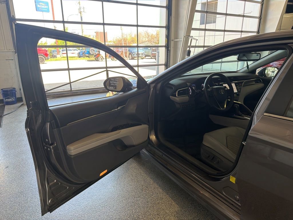 Used 2018 Toyota Camry SE w/ Audio Package image 5