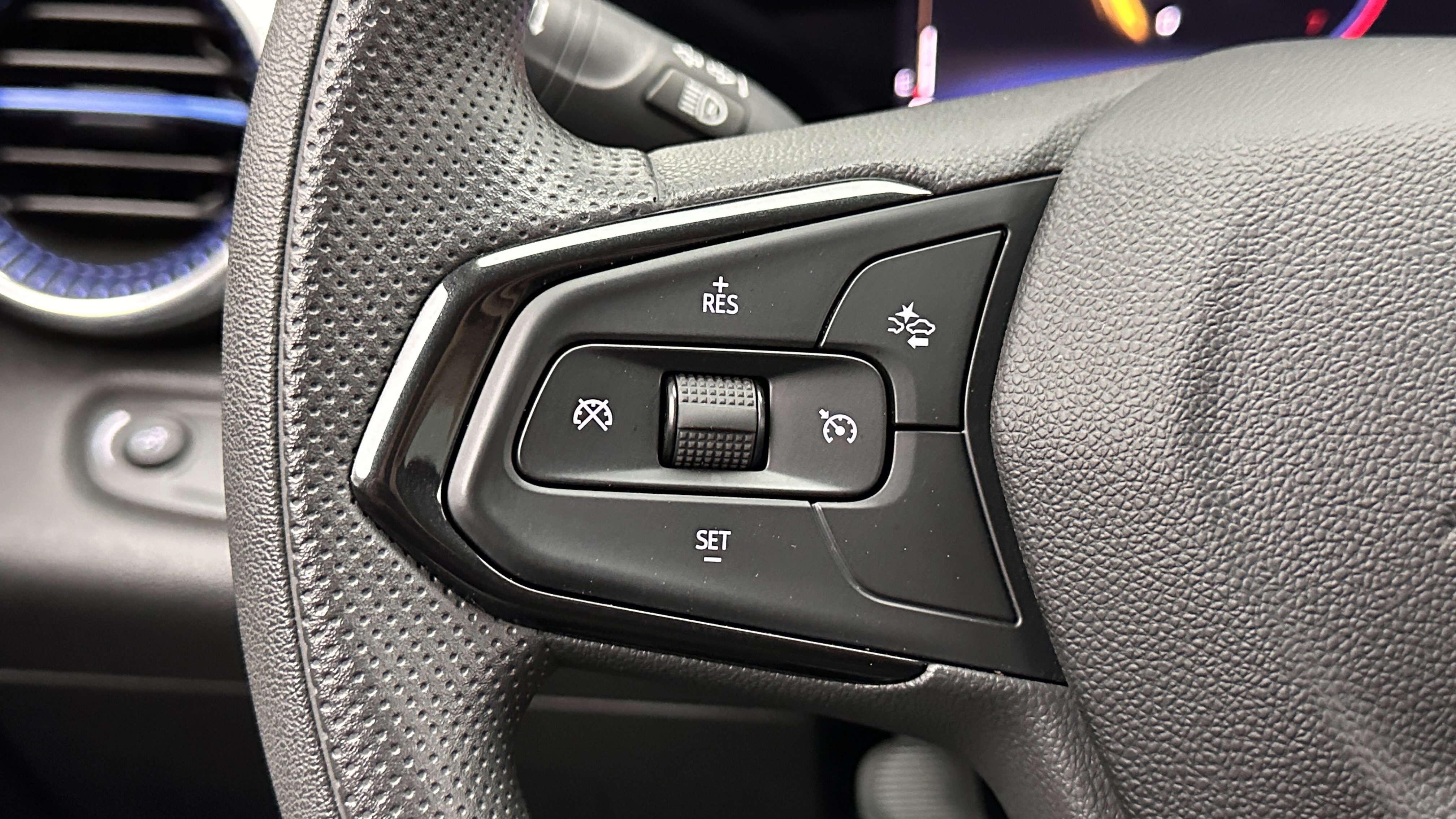 Used 2025 Chevrolet Trax LT FWD image 19