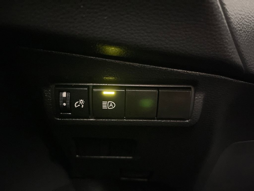 Used 2025 Toyota Corolla Cross LE image 28