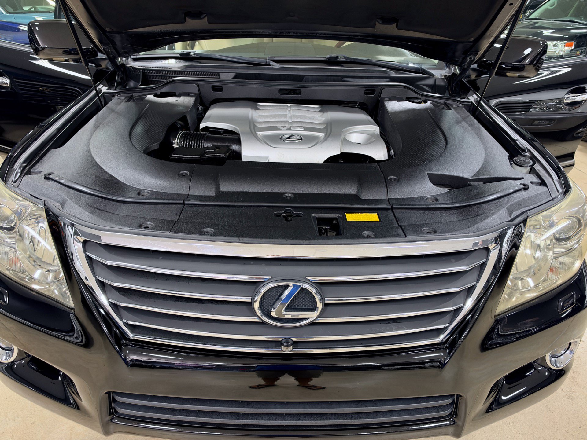 Used 2009 Lexus LX 570 4WD w/ Preferred Accessory Pkg image 30