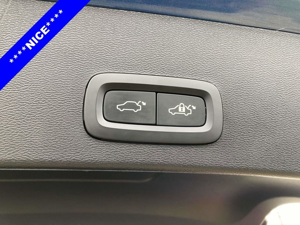 Used 2021 Volvo XC40 T4 R-Design w/ Advanced Package image 12