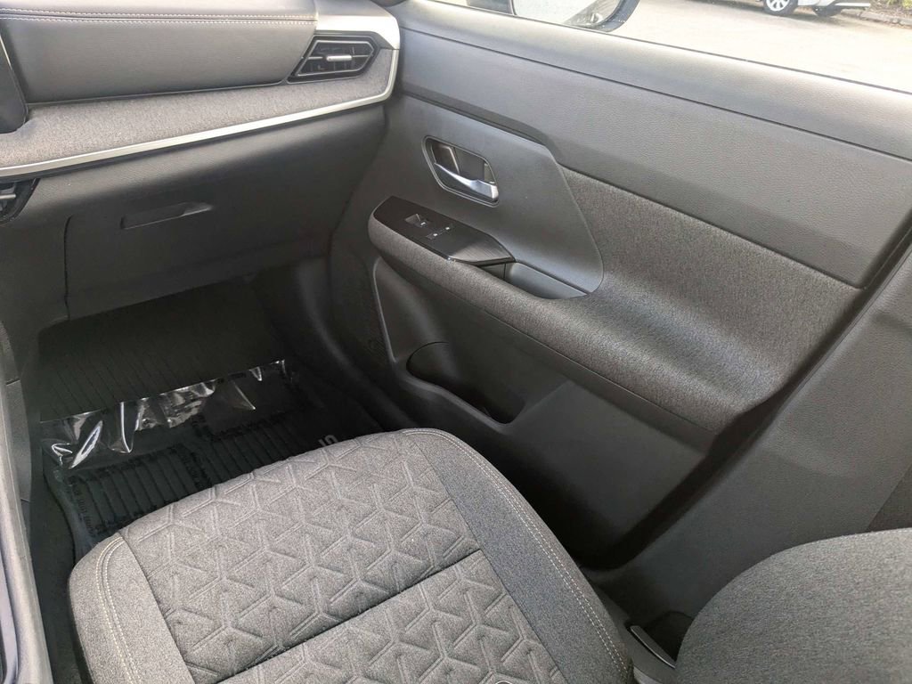 Used 2025 Nissan Kicks SV w/ SV Premium Package FWD image 17