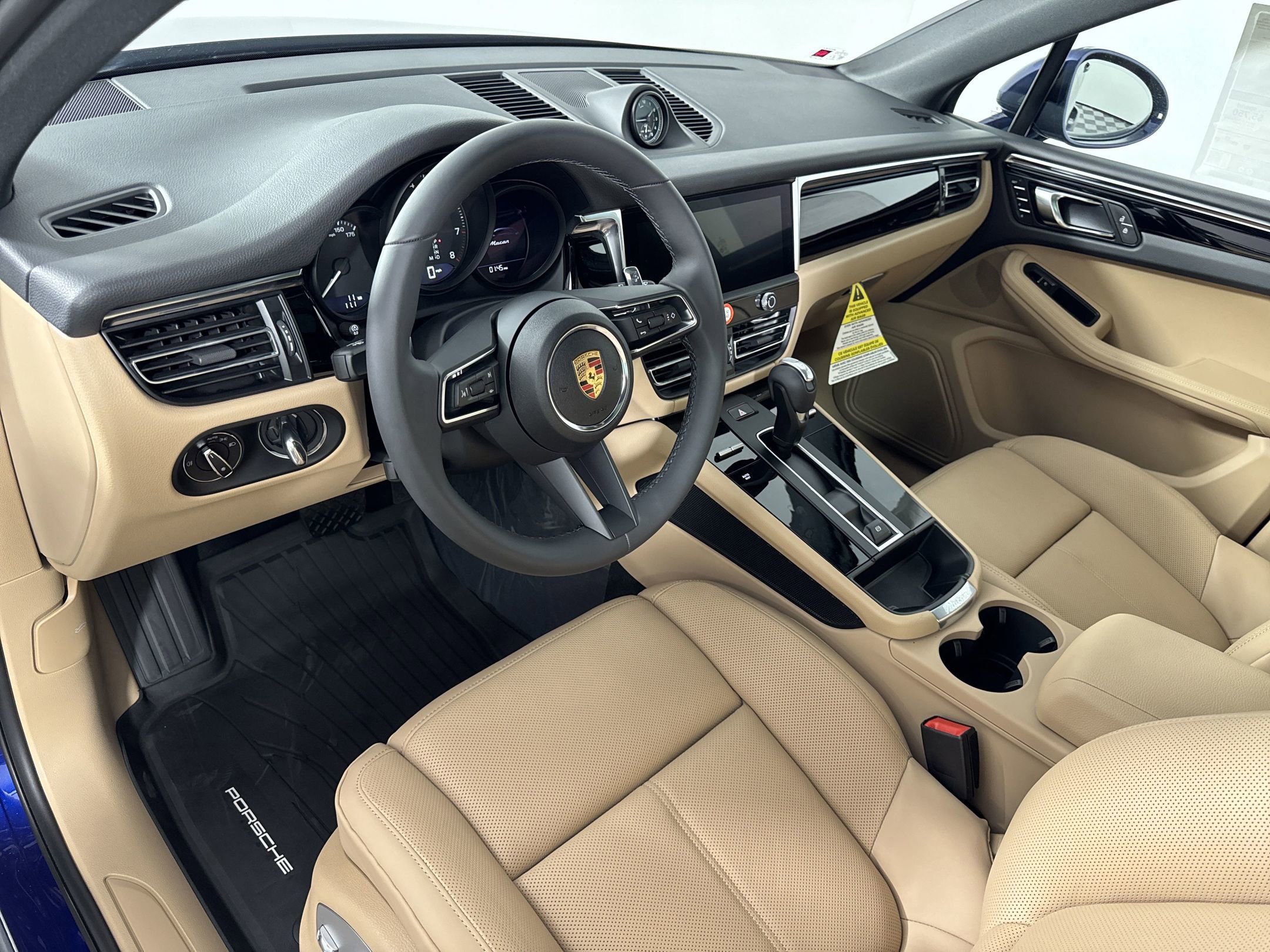 Certified 2025 Porsche Macan image 4