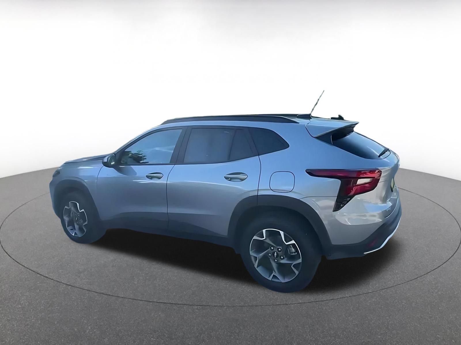 Used 2025 Chevrolet Trax LT w/ LT Convenience Package FWD image 9