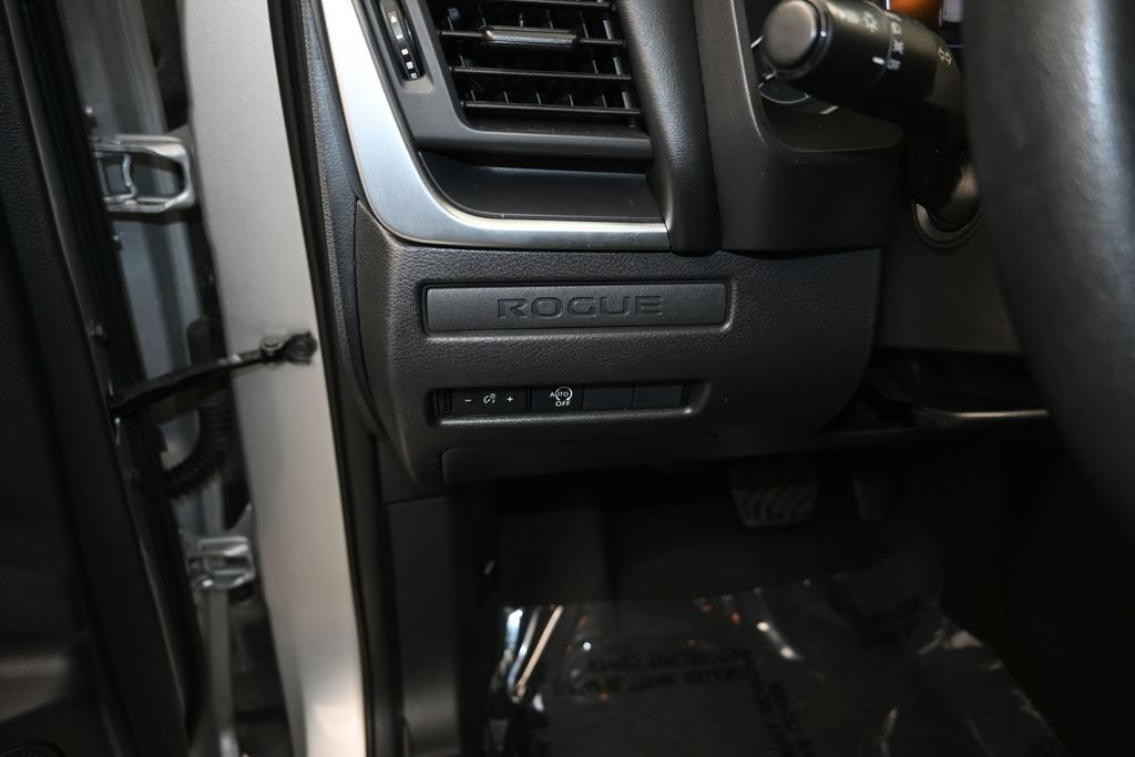 Used 2024 Nissan Rogue S FWD image 12