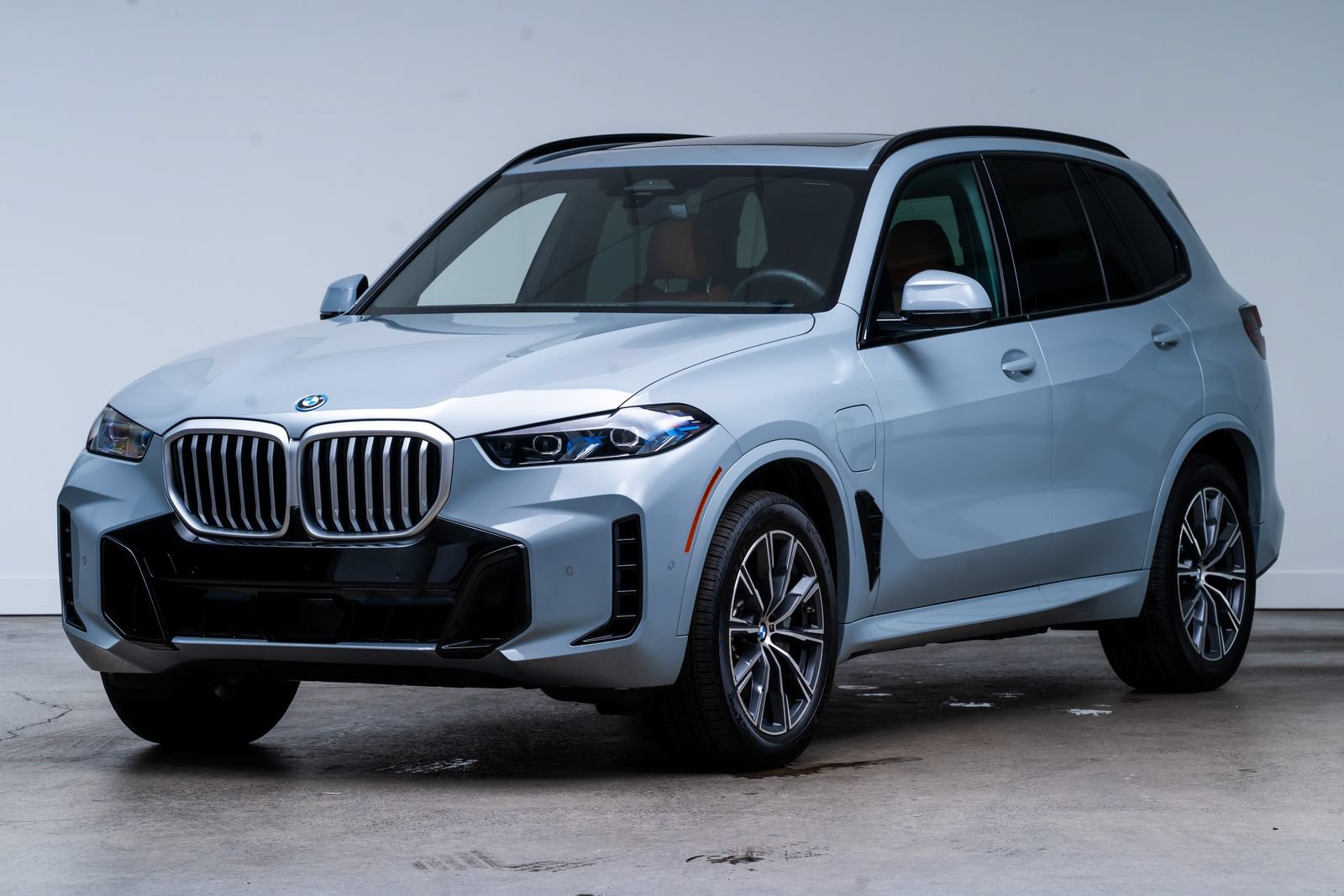 Used 2026 BMW X5 xDrive50e w/ M Sport Package AWD/4WD image 3