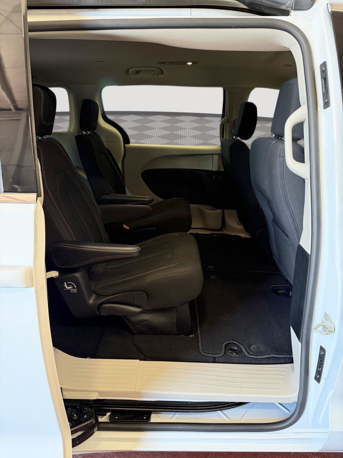 Used 2024 Chrysler Voyager LX FWD image 9