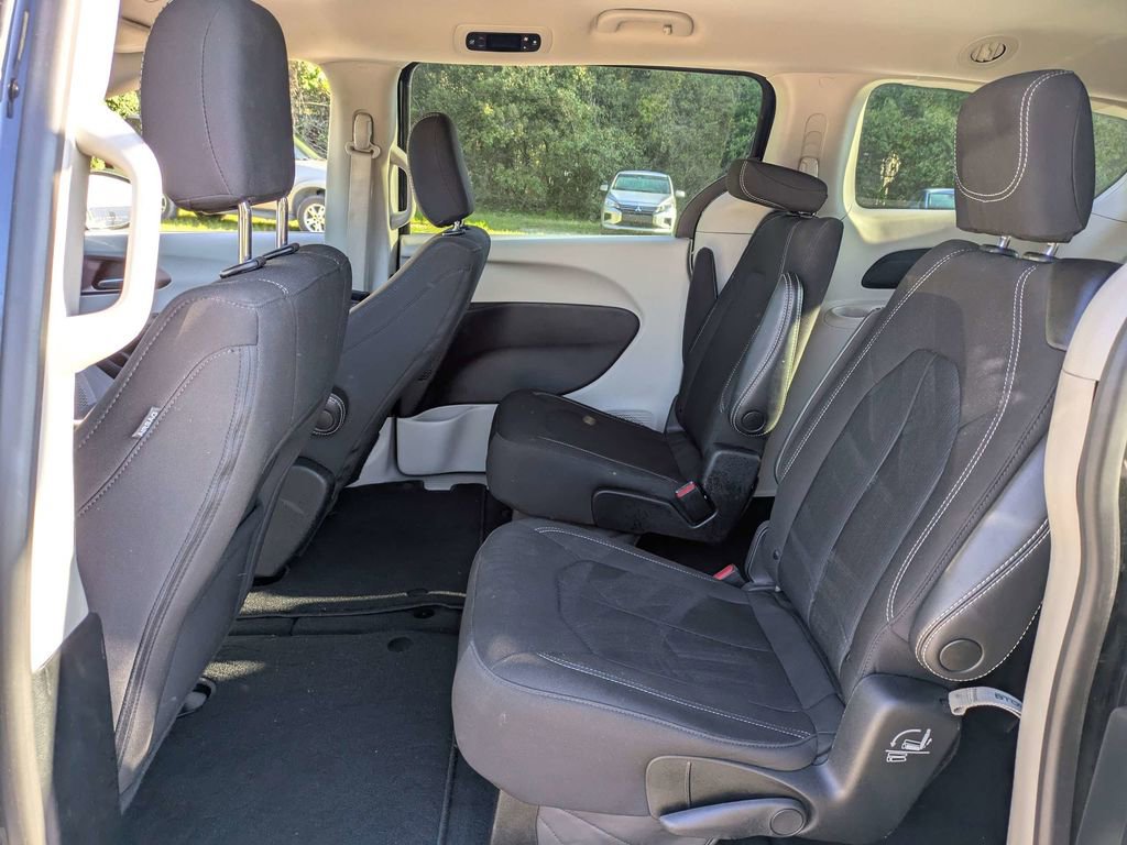 Used 2023 Chrysler Voyager LX image 17