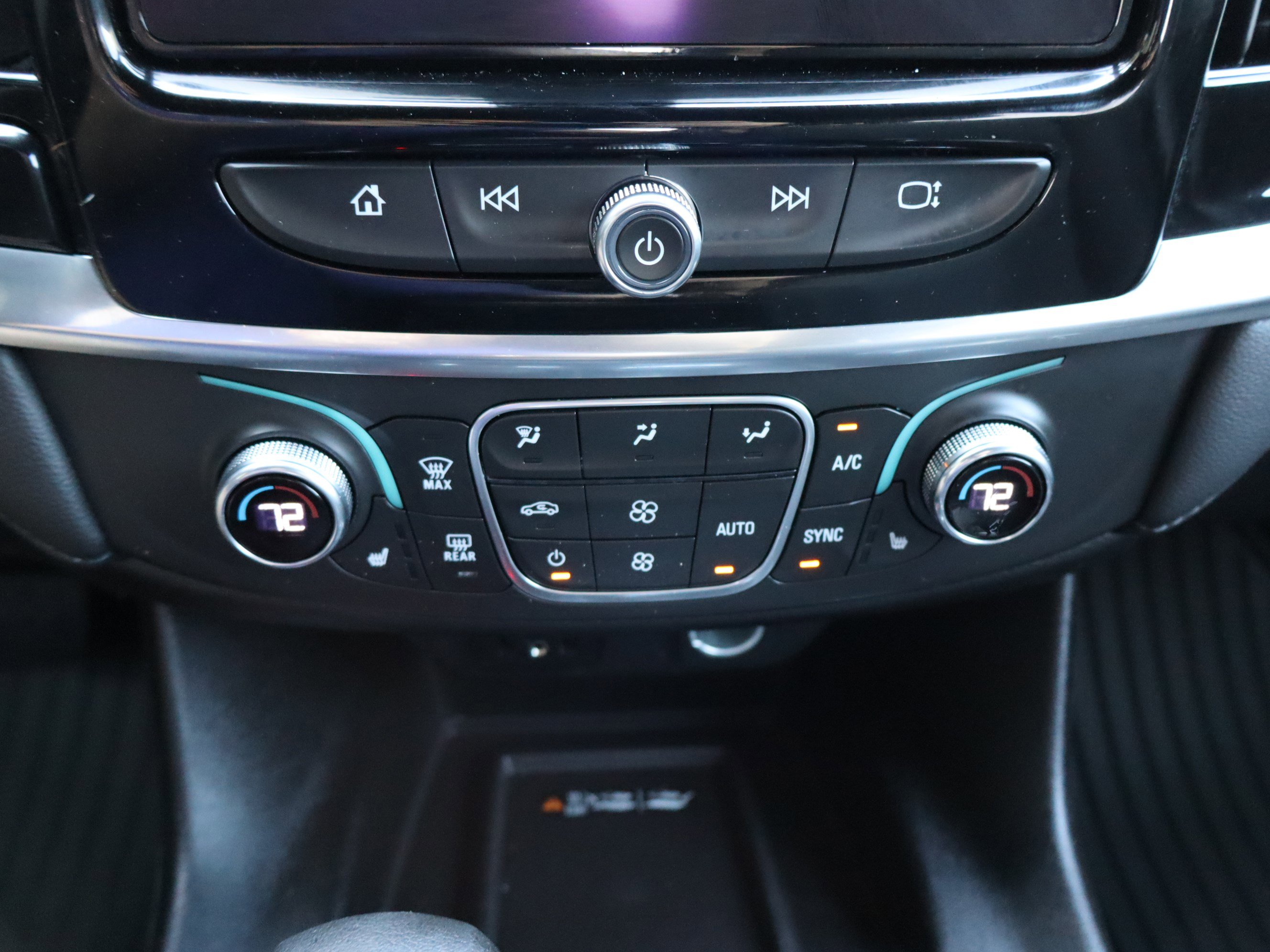 Used 2023 Chevrolet Traverse LT FWD image 27