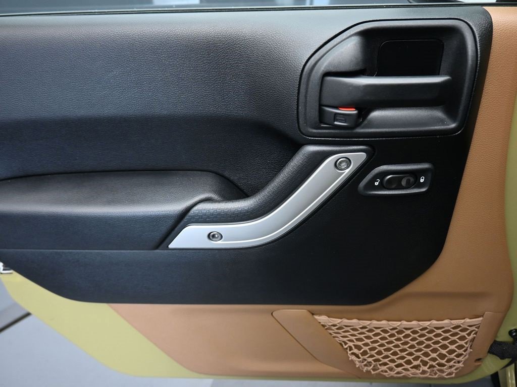 Used 2013 Jeep Wrangler Unlimited Sahara w/ Connectivity Group image 10