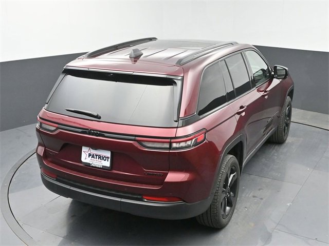 Used 2025 Jeep Grand Cherokee Limited w/ Luxury Tech Group II image 33