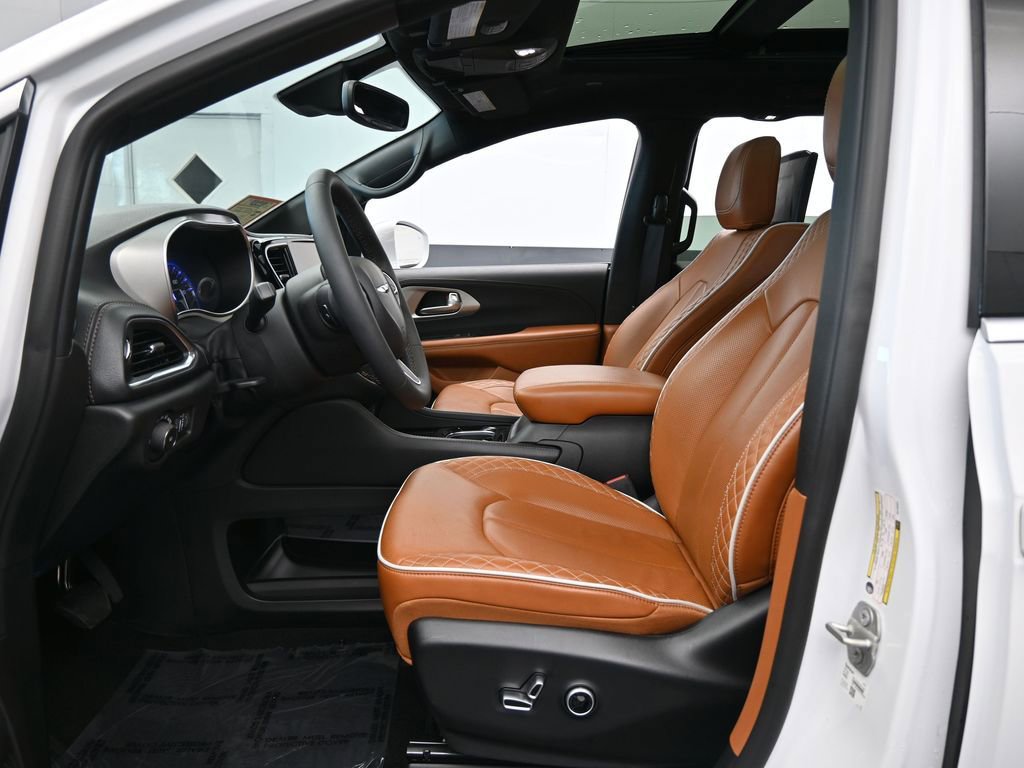 Used 2024 Chrysler Pacifica Pinnacle image 11