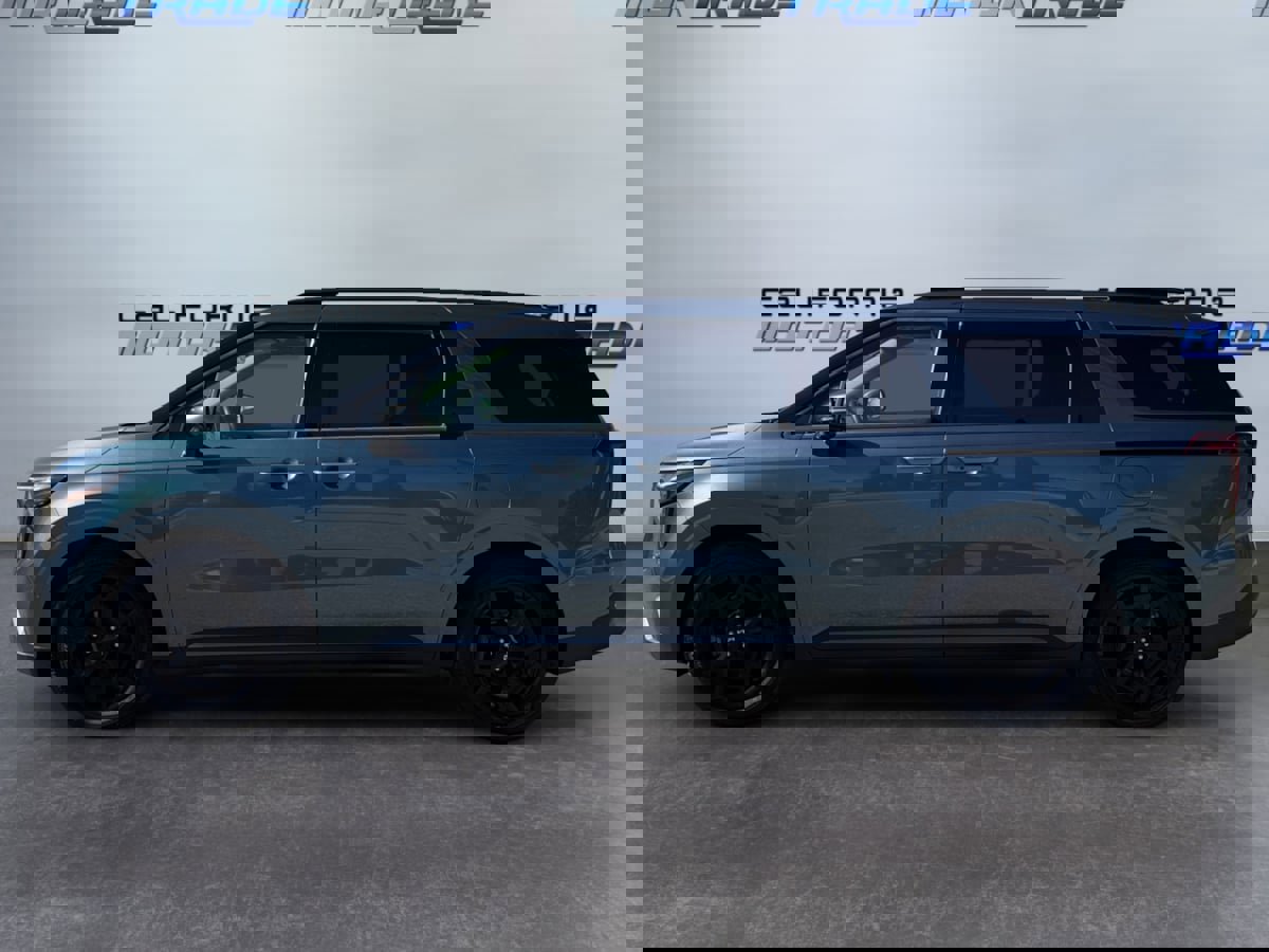 Used 2025 Kia Carnival SX Prestige image 8