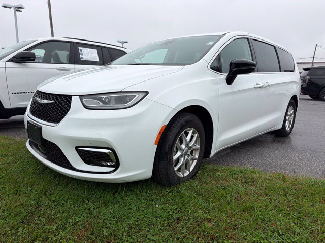 Used 2024 Chrysler Pacifica Touring-L FWD image 3