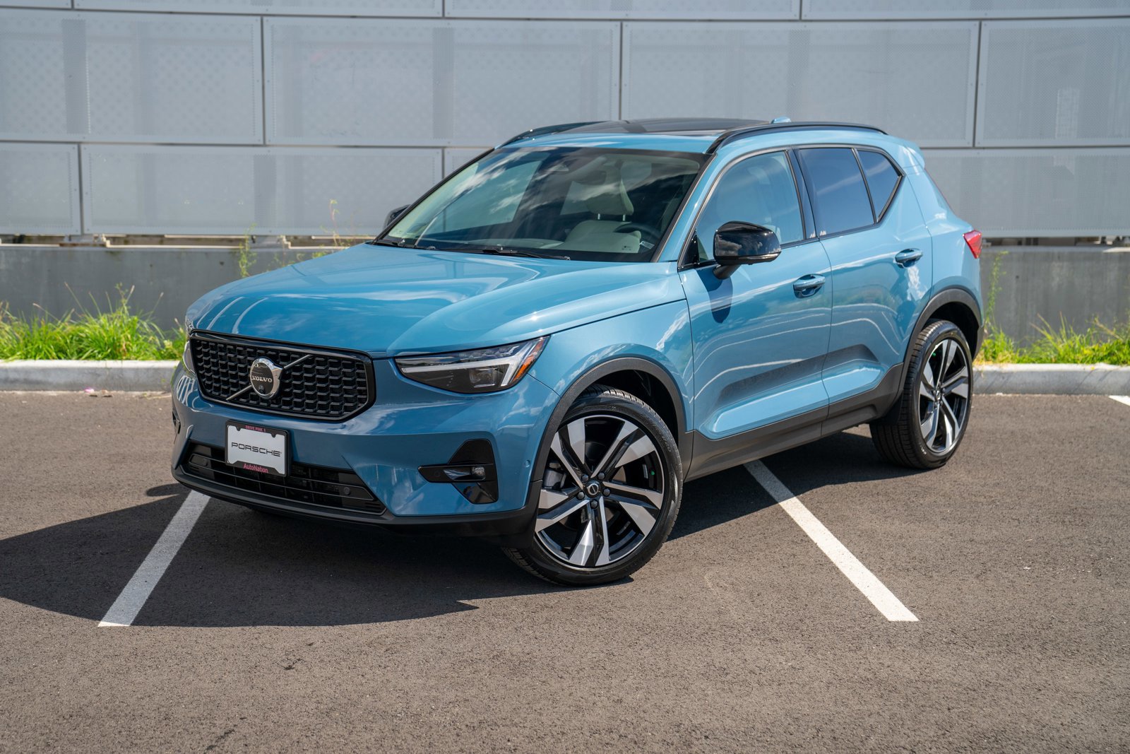 Used 2023 Volvo XC40 B5 Ultimate w/ Protection Package Premier AWD/4WD image 1