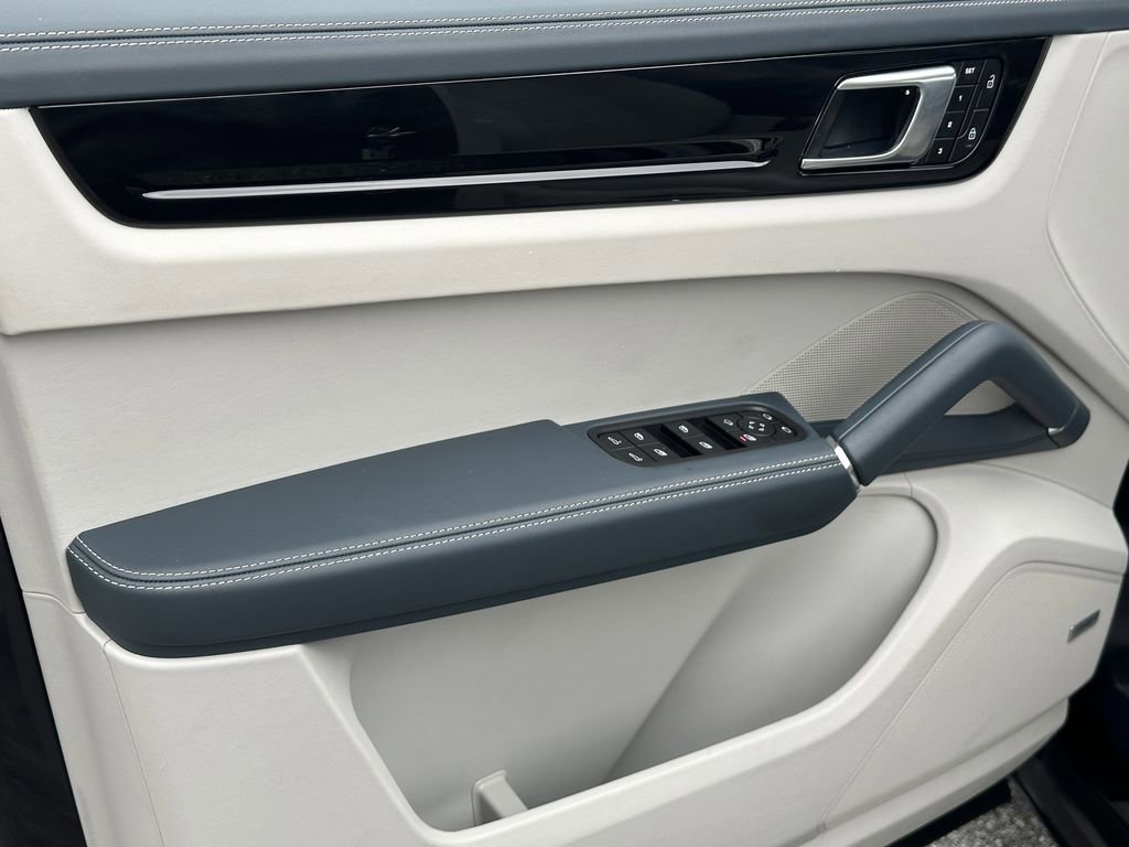 Used 2022 Porsche Cayenne S image 12