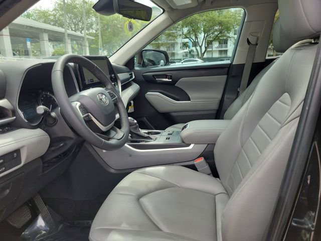 Used 2024 Toyota Highlander XLE image 11