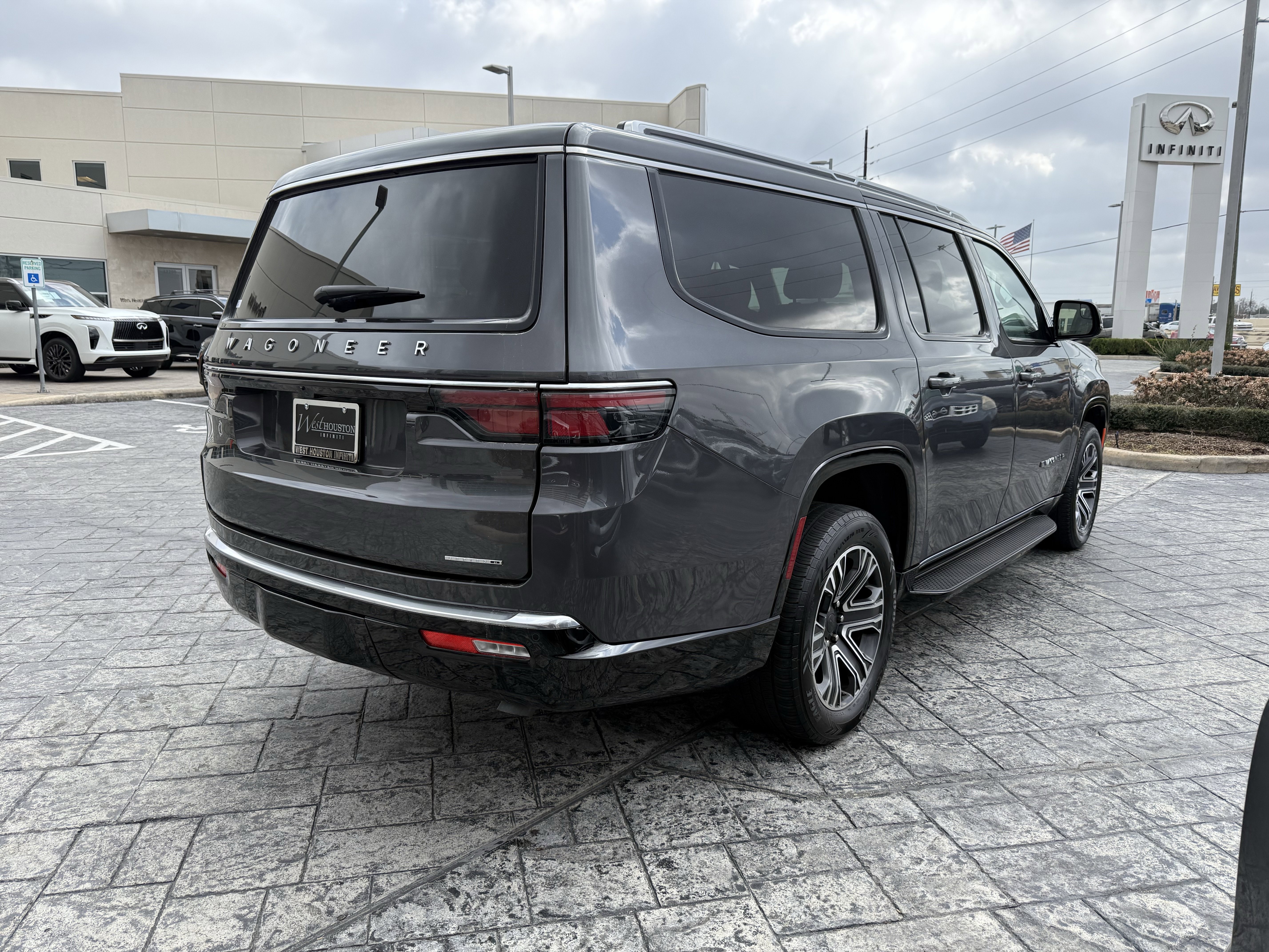 Used 2024 Jeep Wagoneer L Series II w/ Flexible Seating Group image 7