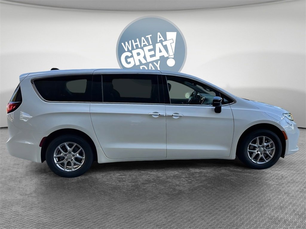 New 2026 Chrysler Pacifica Select image 2