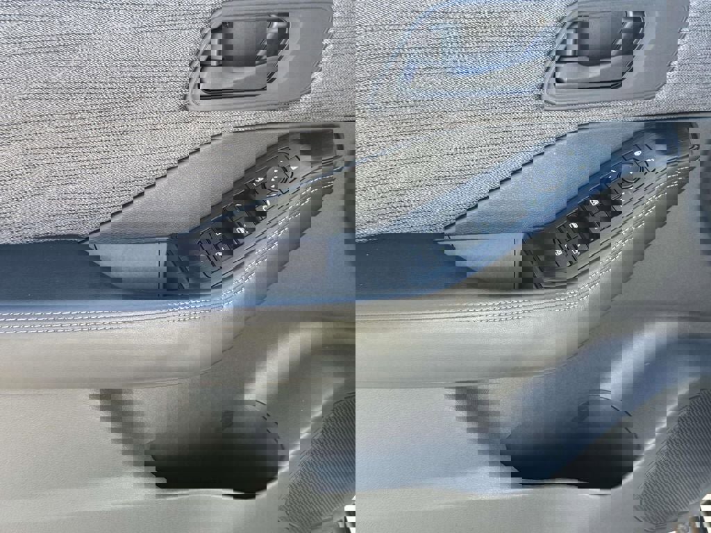 Used 2022 Nissan Rogue S image 15