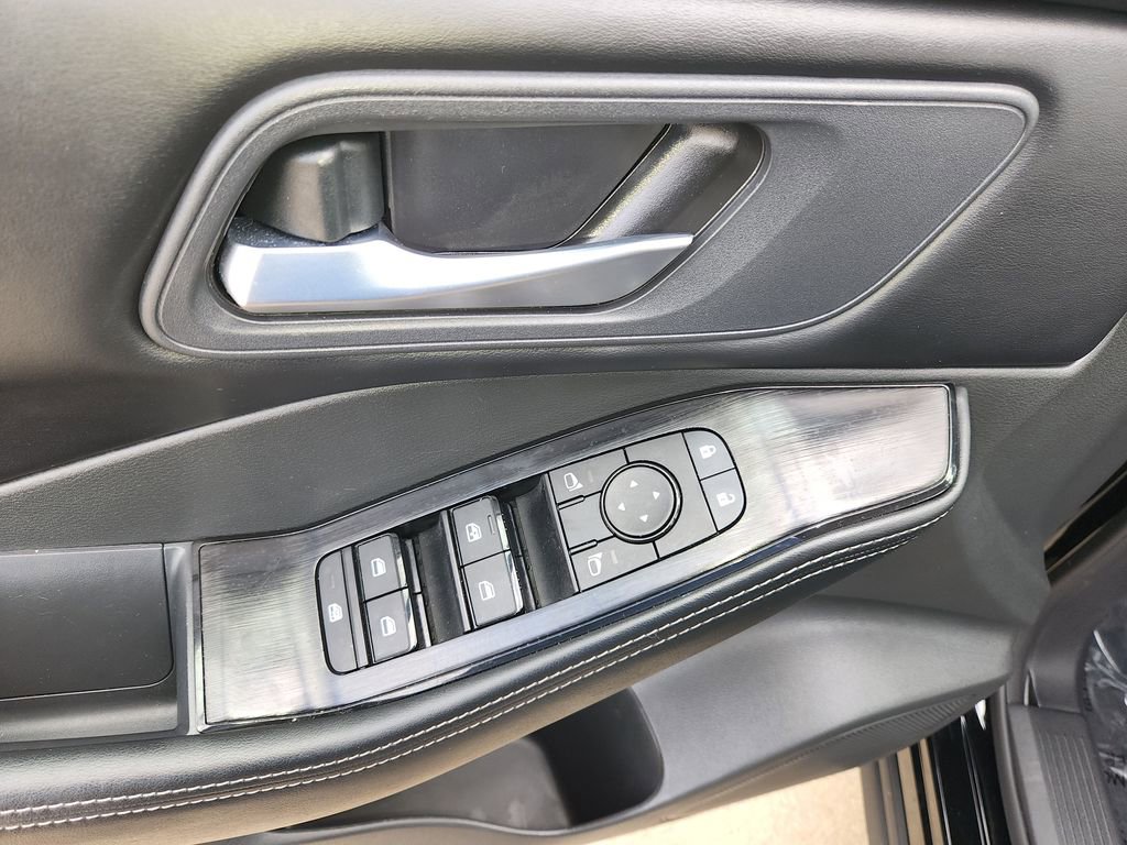 Used 2025 Nissan Rogue SV AWD/4WD image 28