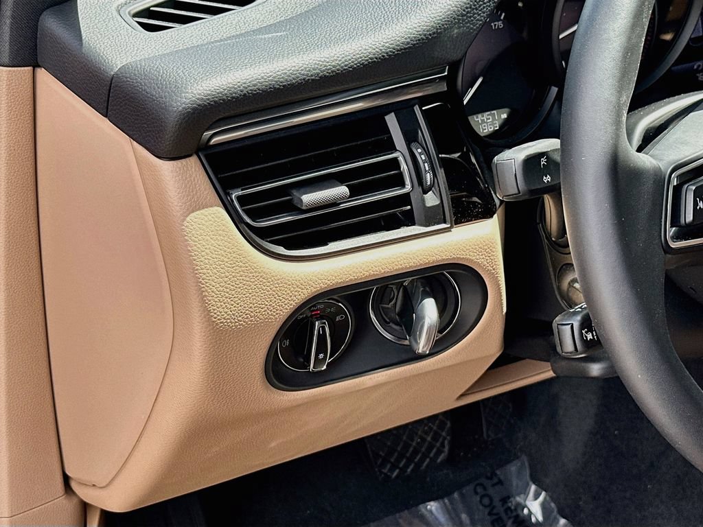 Certified 2026 Porsche Macan AWD/4WD image 11