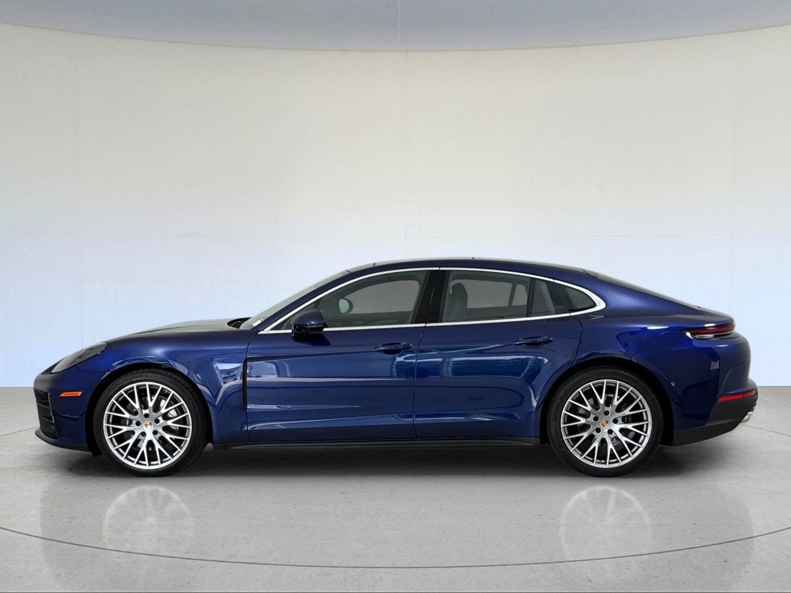 Certified 2025 Porsche Panamera RWD image 2