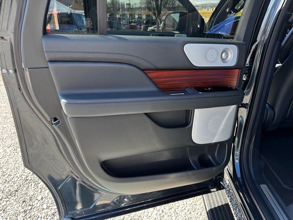 Used 2024 Lincoln Navigator L Reserve AWD/4WD image 15