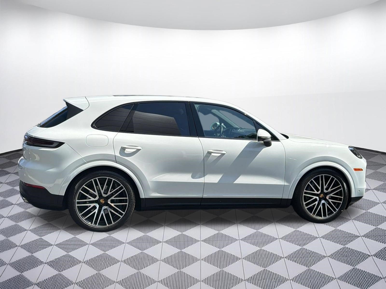 Used 2024 Porsche Cayenne AWD/4WD image 8