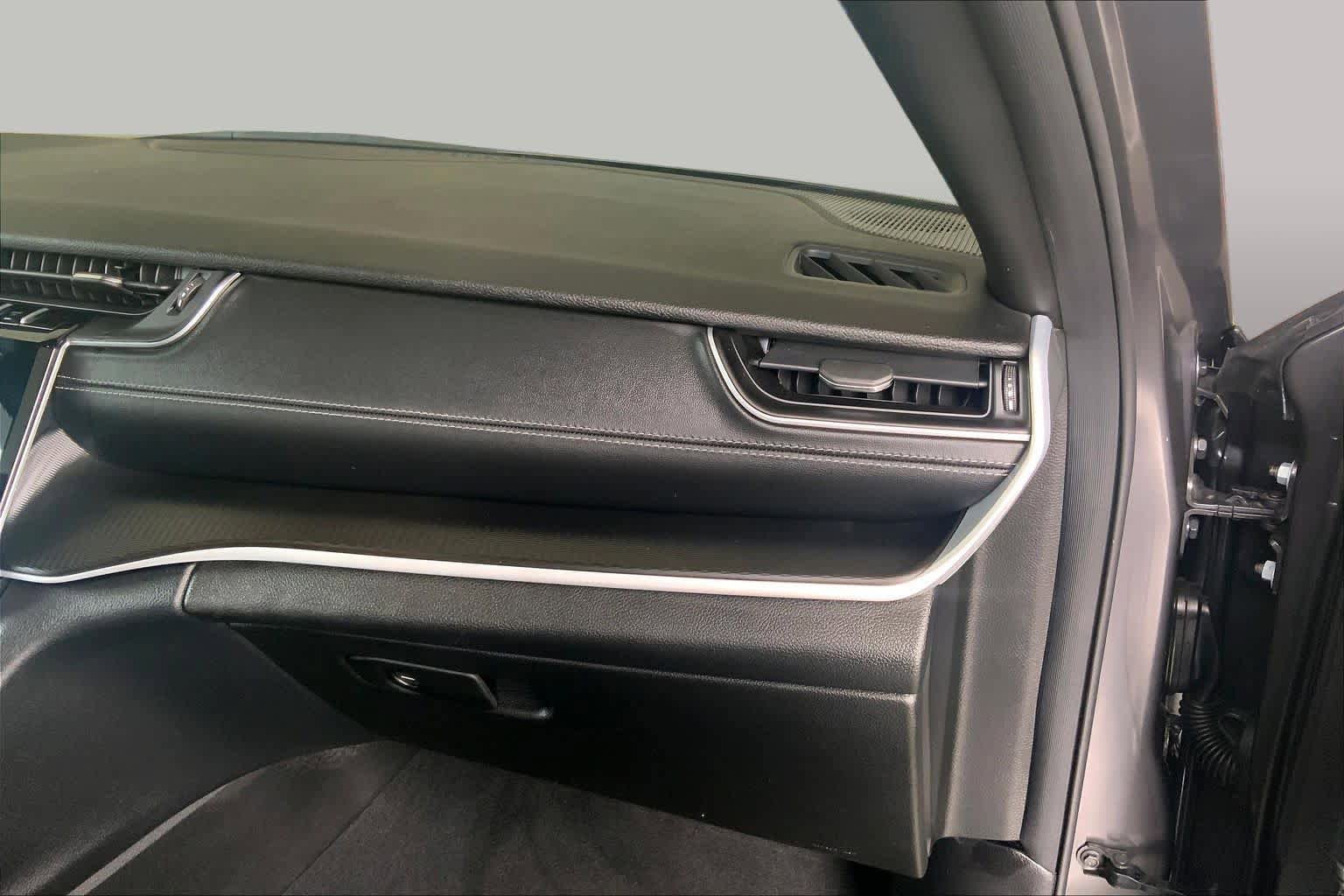 Used 2025 Jeep Grand Cherokee Altitude AWD/4WD image 33