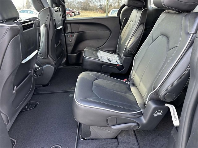 New 2025 Chrysler Pacifica Limited w/ Uconnect Theater Family Group image 20