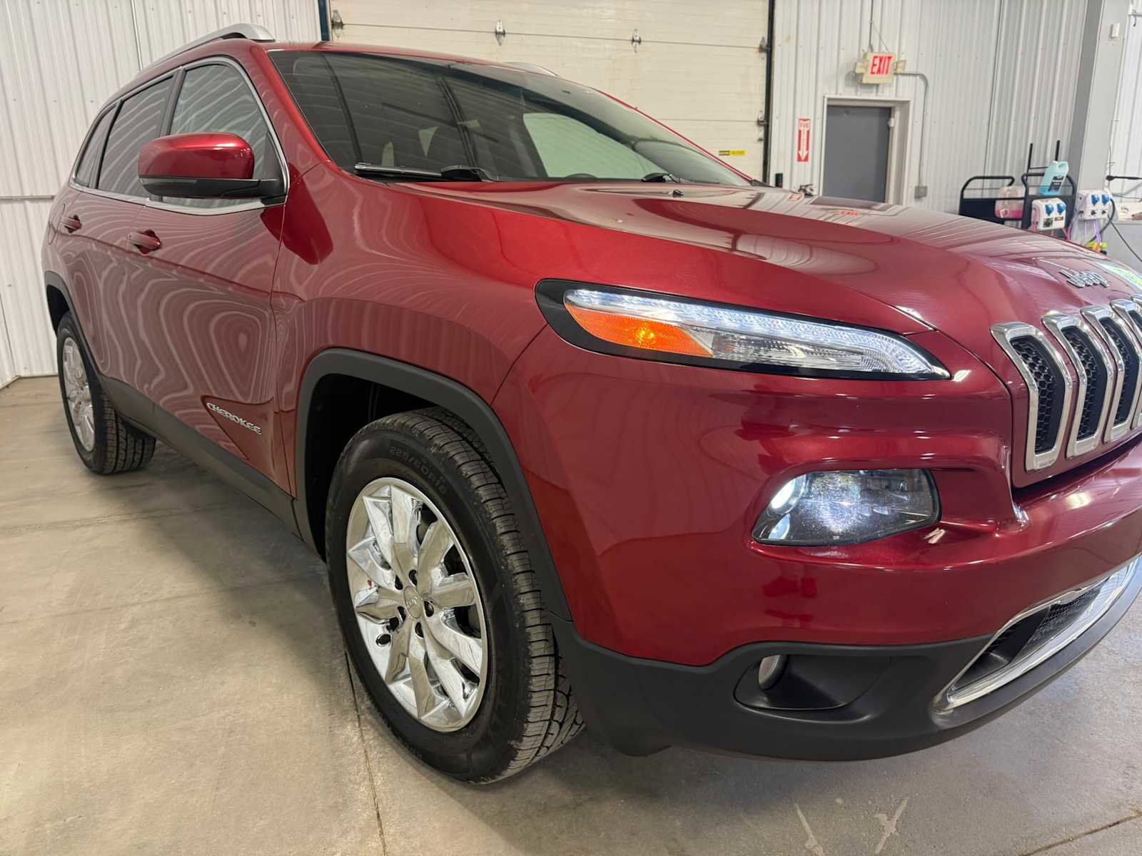 Used 2017 Jeep Cherokee Limited AWD/4WD image 10